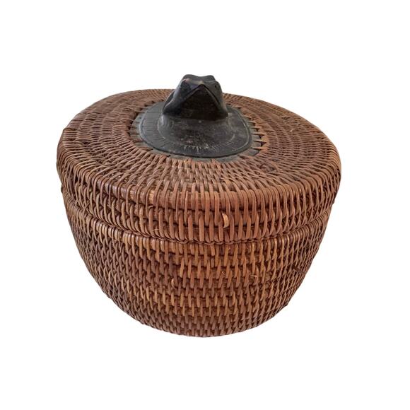 Indonesian Lombok woven reed grass basket trinket box with carved frog lid. - Picture 2 of 9